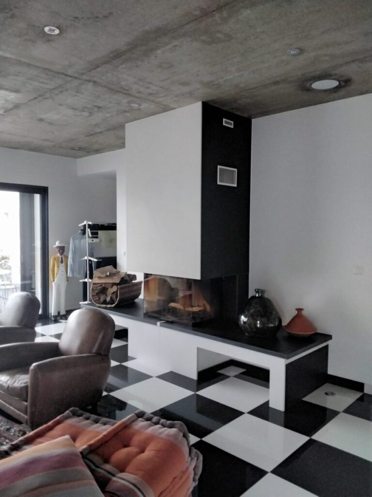 cheminee-carrelage-damier